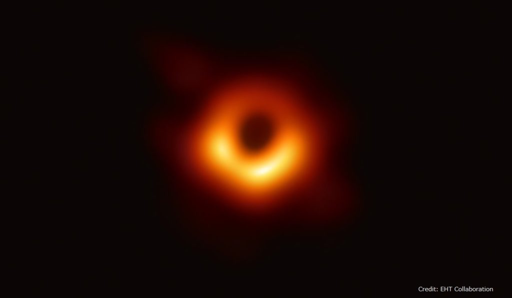 イベント・ホライズン・テレスコープで撮影された、銀河M87中心の巨大ブラックホールシャドウ。Credit: EHT Collaboration）